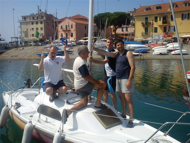 Francesco, Davide, Josè e Alberto in piedi sulla barca